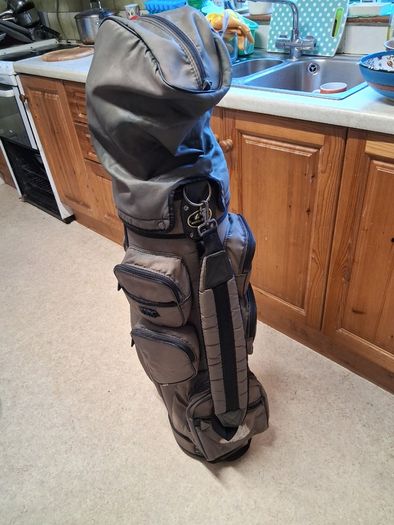 Golf Clubs. Complete Set Of Mens Right Handed Golf Clubs. Collect In Dublin Or Receive Via Post.