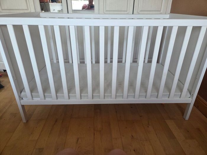 White cot
