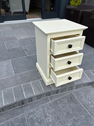 Bedside lockers