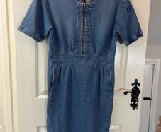 New Structured Caroll Denim Dress with pockets, knee length- Size 42 / fits as UK12