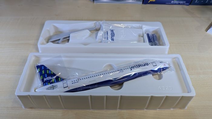 NEW aircraft model, jetBlue (HIGH RISE) - Airbus A320 airplane, 1:150 scale, made by SKYMARKS