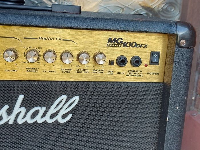Large Marshall AMP, MG Series, 100 DFX, Output 100 watts RMS into 4 Ohms, very good condition, see pictures