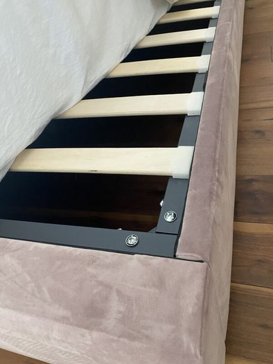 Elegant Double Bed.  Perfect condtiions. UK Made.