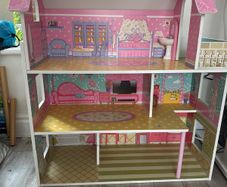 Wood doll house great condition