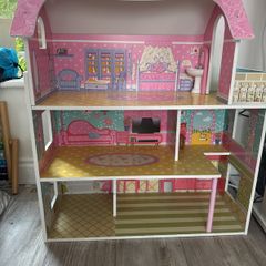 Wood doll house great condition