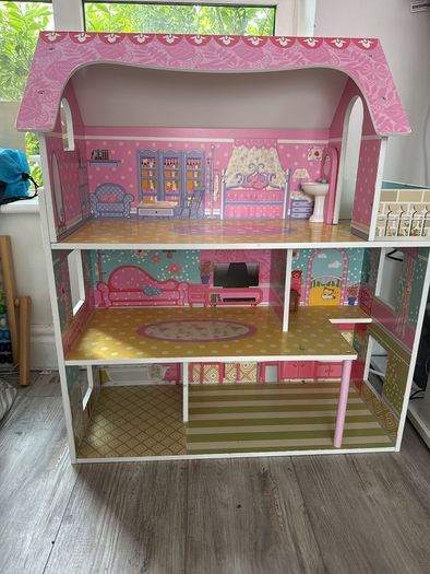 Wood doll house great condition