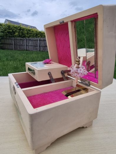 Antique Japanese music box with jewelry box from the 1960s.