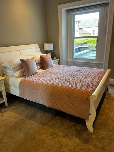 White Wooden Queen Sleigh Bed