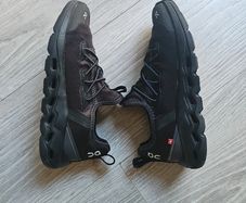 Genuine boys On Cloud trainers