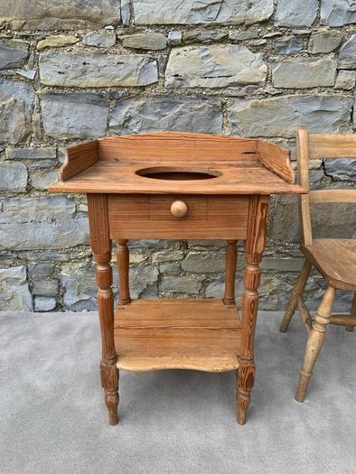 Antique Pine Washstand.