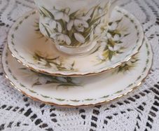 Royal Albert Flower of the month "Snowdrops "