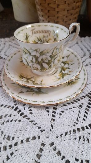 Royal Albert Flower of the month "Snowdrops "