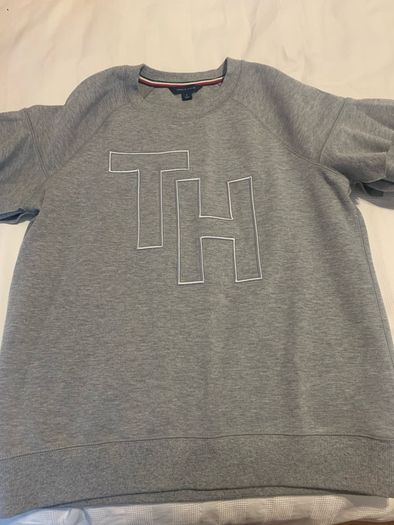 Tommy Hilfiger sweat shirt. Size medium.
