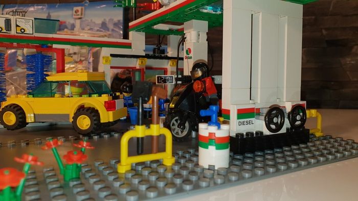 Lego City Service Station 7993 Full Set with car wash!