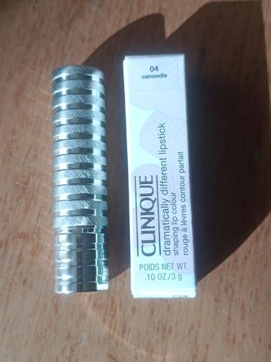 Clinique dramatically different lipstick in 04 Canoodle
