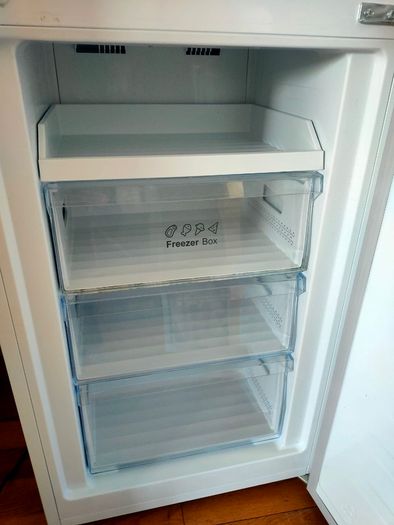 Hisense 60/40 Frost Free Fridge Freezer in excellent condition!