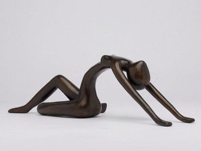 Minimalist Posing Lady - Bronze