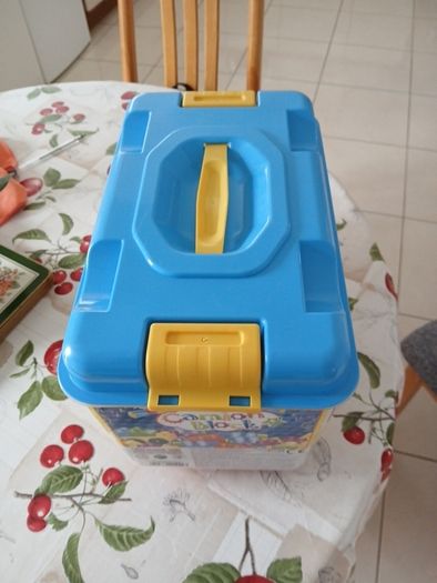 children building blocks