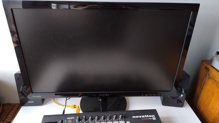 Novation 25 launchkey DAW & ASUS 27" monitor