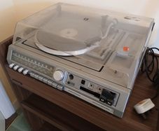 BROKEN Grundig RPC 50 Hi-Fi compact audio system (receiver, cassette deck, and turntable combo)