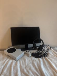xbox s,monitor and headset