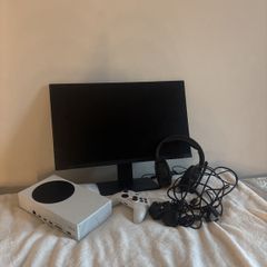 xbox s,monitor and headset