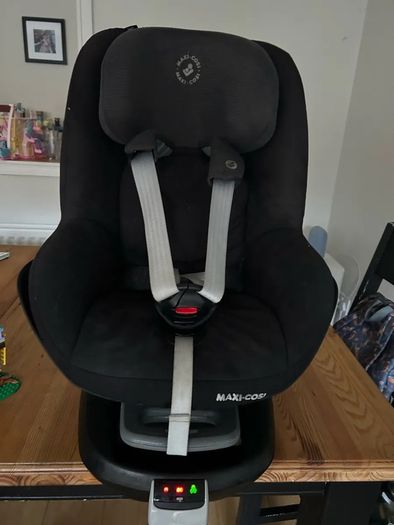 Maxi Cosi Family Fix Base and Pearl Car Seat