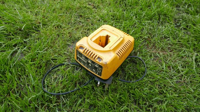 DEWALT DW936 Cordless Trim Saw +charger - works well