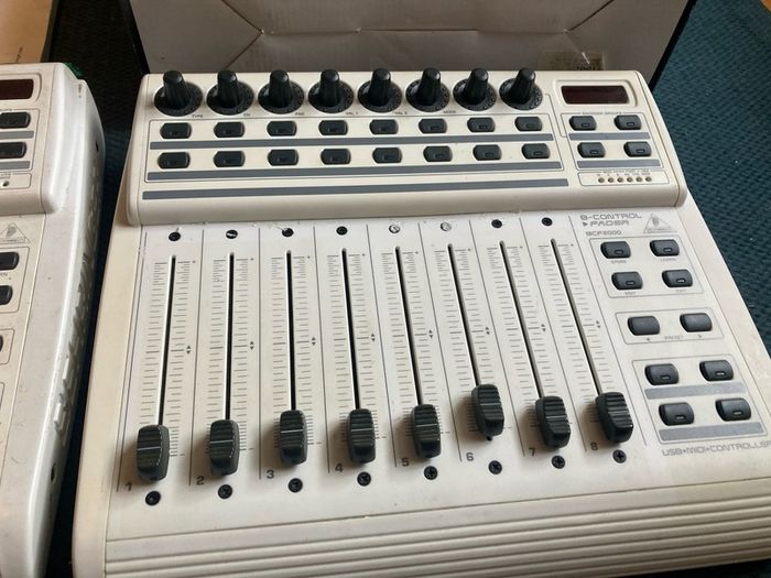 Behringer BCF2000 x 2