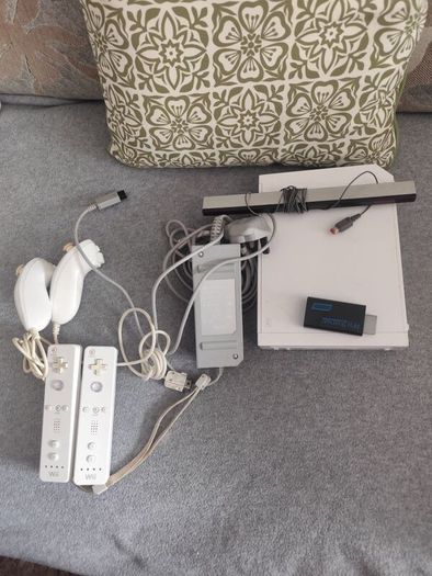 Wii console+ 2 controllers