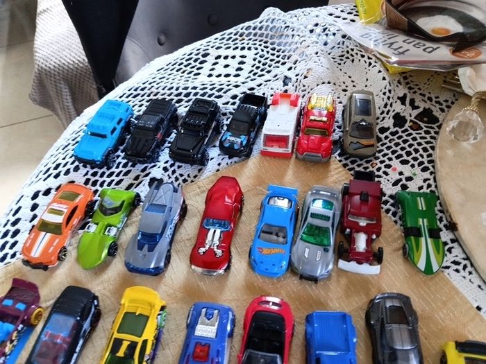 33 Die cast metal collectable cars