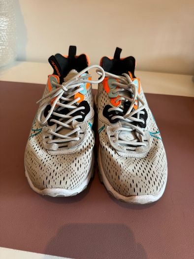 Unisex Nike Runners - Size UK8 / EU42.5