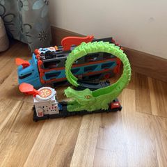 Assorted hot wheels accessories