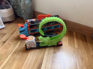 Assorted hot wheels accessories