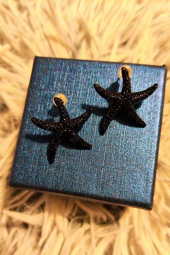 Small Shiny Earrings with Black Starfish Motif Elegant Minimal Style