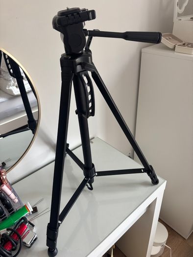 Canon Eos M100, bag and tripod