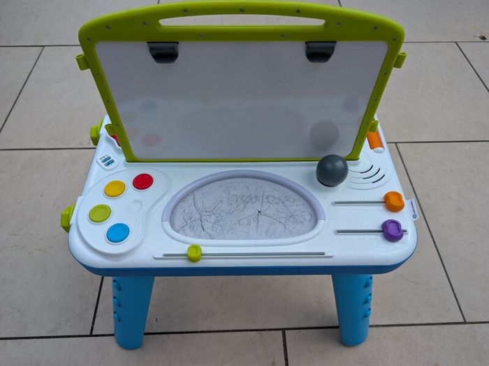 Baby Einstein curiosity table
