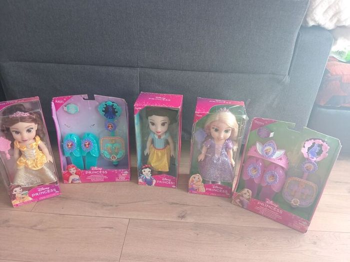 3 Disney Princess dolls & 2 Princess dress up sets