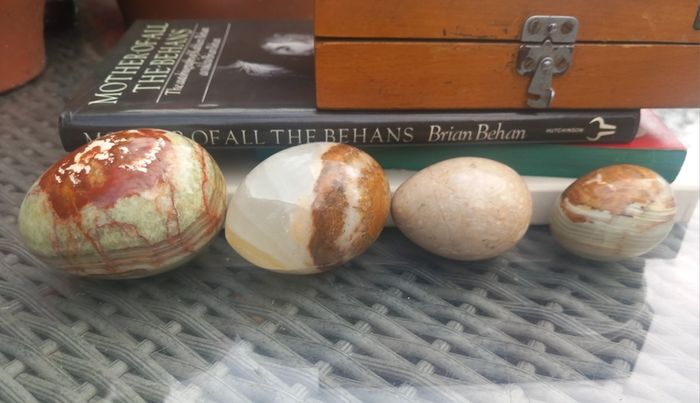 8 eggs, agate, stone, polished, beauties, D18 post 8e