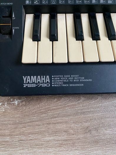 Yamaha PSS-790.
