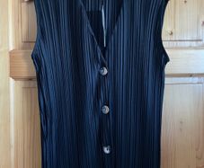 F&F ladies sleeveless black pleated top