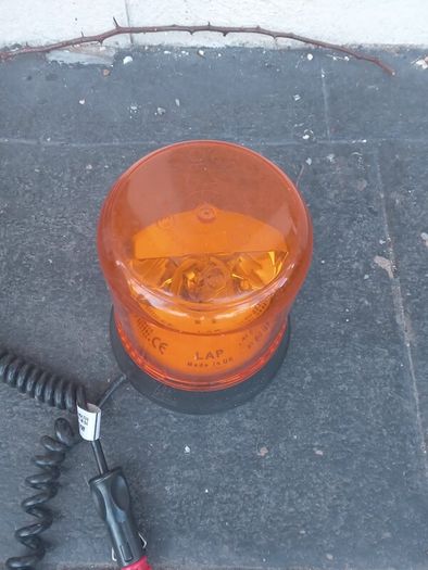 Magnetic roof beacon light