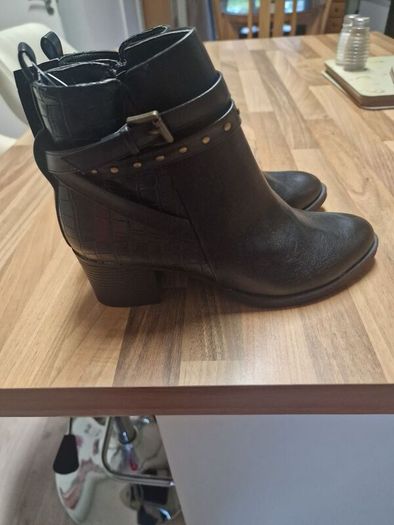 BRAND NEW women's boots