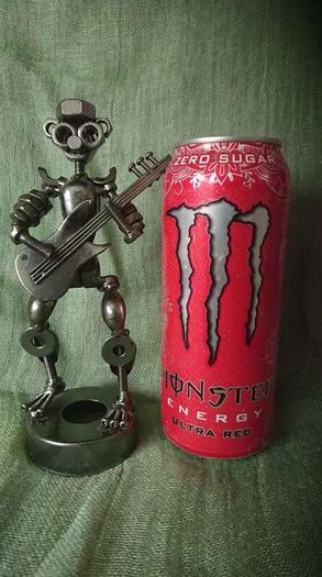Sculpture/ figurine with guitar