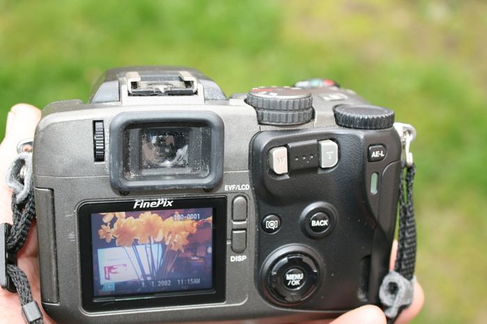 Fujifilm Finepix S602 Zoom 3.1MP Point & Shoot Digital Camera 6x Optical Zoom