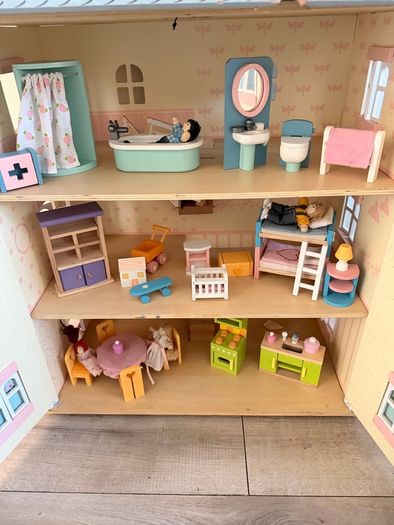 Le Toy Van Doll house