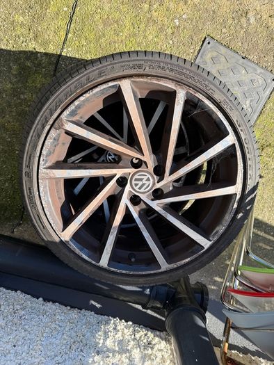 Volkswagen 17" Alloy wheels + tyres