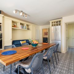 8 seater table