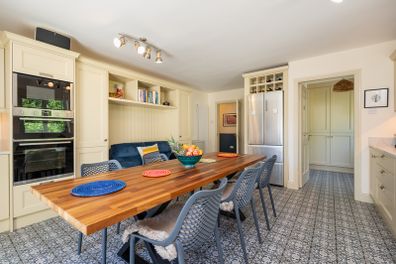 8 seater table