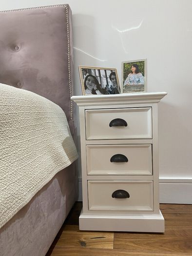 Elegant Double Bed.  Perfect condtiions. UK Made.